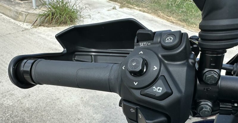 comodo gauche Tracer 9, compliqué ces clignotants