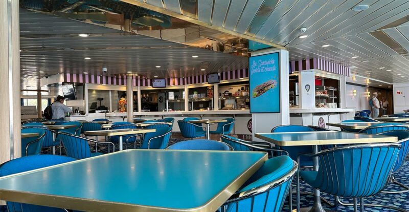 Ambiance cafétéria à bord du Corsica Ferry