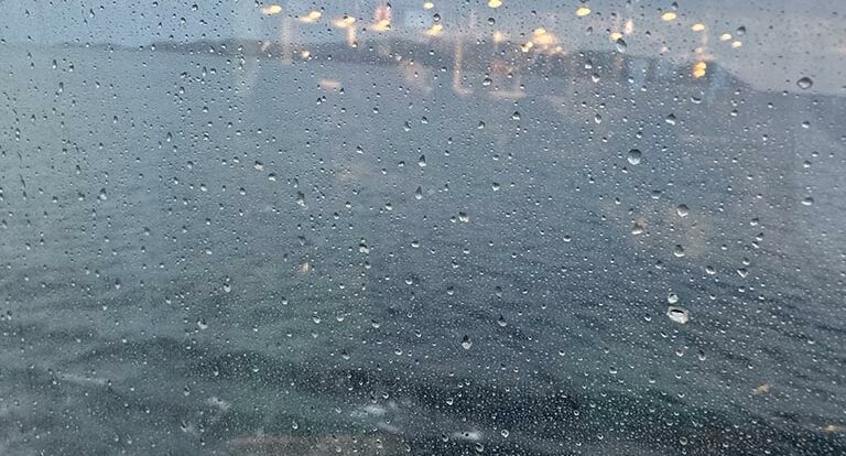 Vue depuis un hublot sur un Corsica Ferry