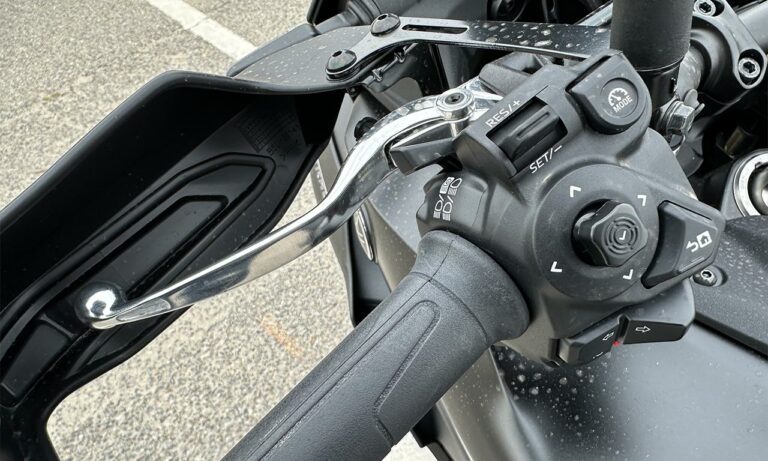 Comodo de gauche sur le Tracer 9GT avec le Joystick