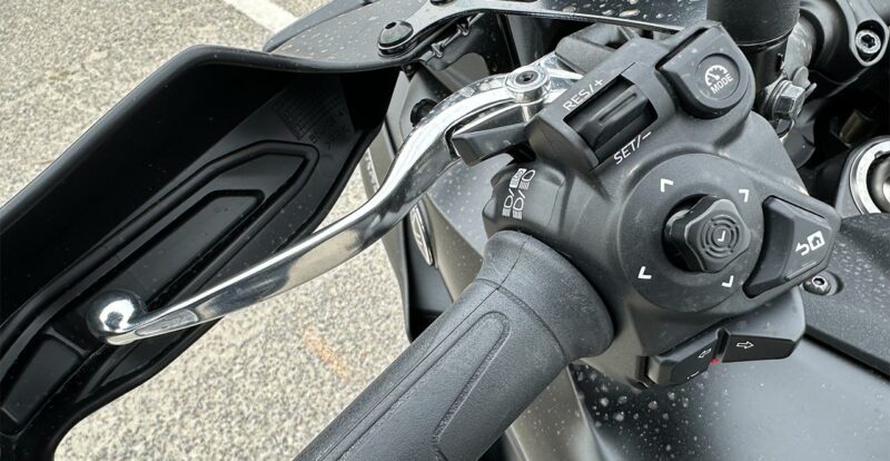 Comodo de gauche sur le Tracer 9GT avec le Joystick