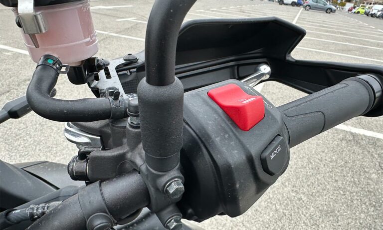 comodo droit sur le Tracer 9GT, les boutons font cheap !