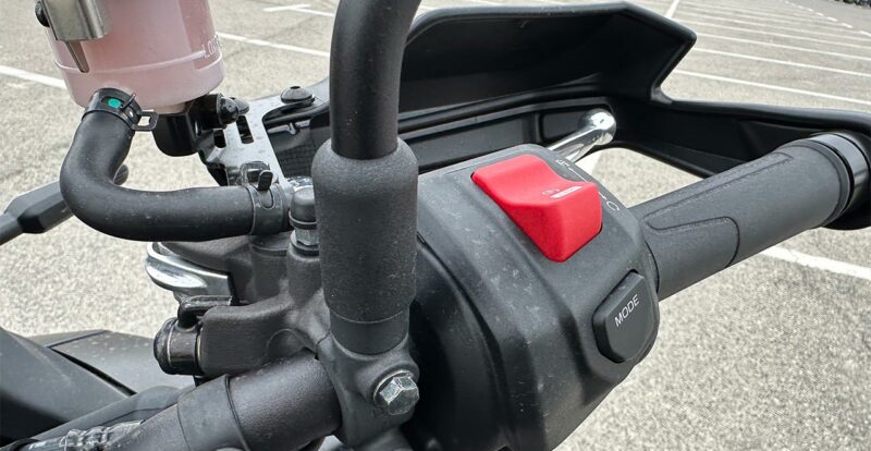 comodo droit sur le Tracer 9GT, les boutons font cheap !