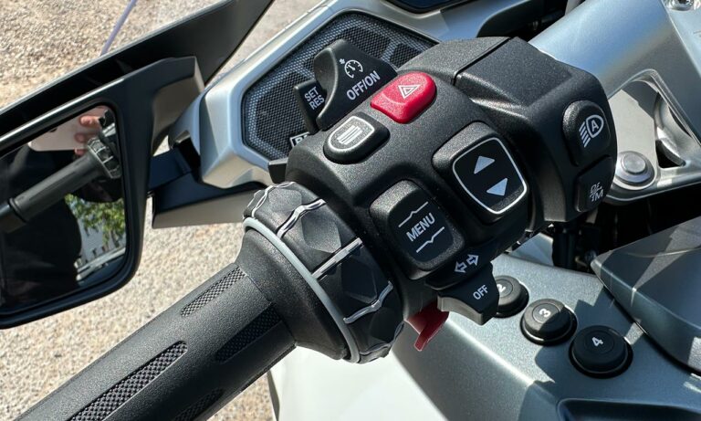 Comodo de gauche, absence d'embrayage sur cette moto avec la boite ASA