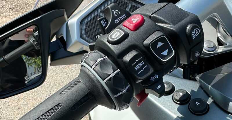 Comodo de gauche, absence d'embrayage sur cette moto avec la boite ASA