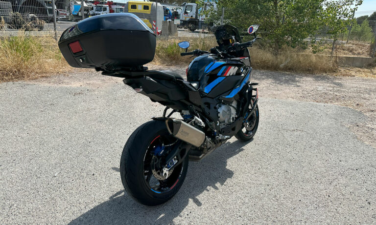 Echappement Akrapovic M1000XR de série et Top Case