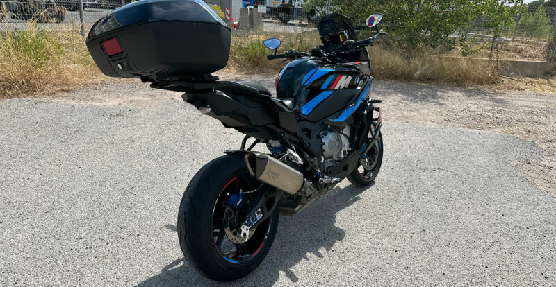 Echappement Akrapovic M1000XR de série et Top Case