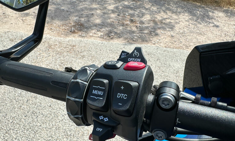 poignée gauche du M1000XR : régulateur, warning, DTC