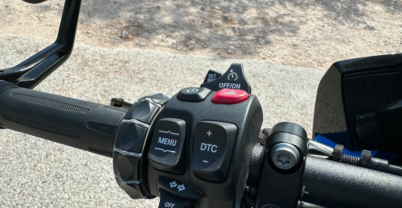 poignée gauche du M1000XR : régulateur, warning, DTC