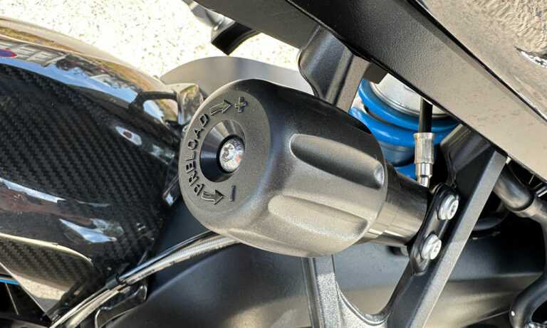 réglage précontrainte à la main sur le M1000XR pour gagner en poids