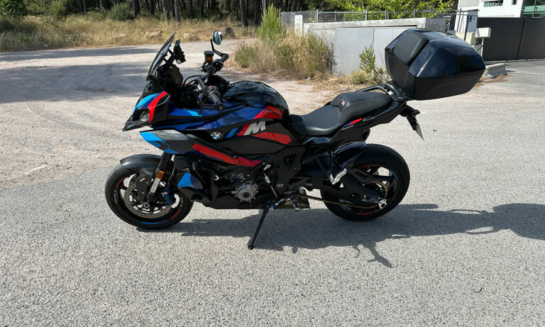 Moto Sportive Trail BMW et son Top Case