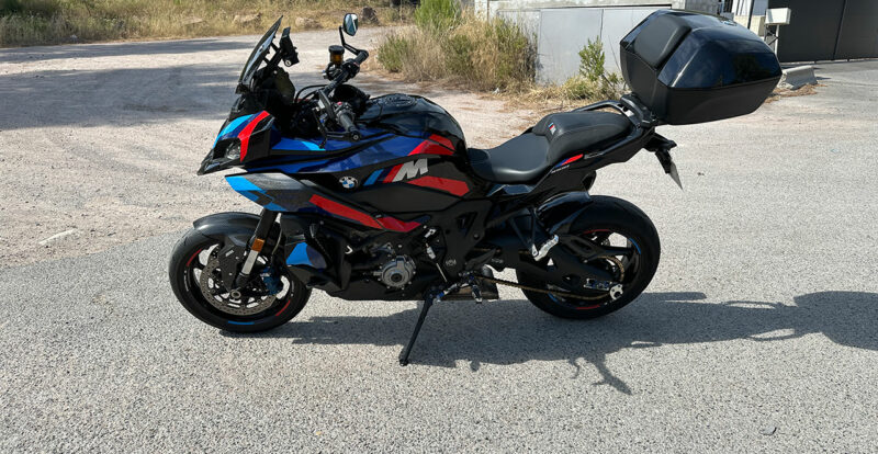 Moto Sportive Trail BMW et son Top Case