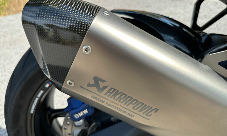 Echappement Akrapovic sur le M1000XR de série