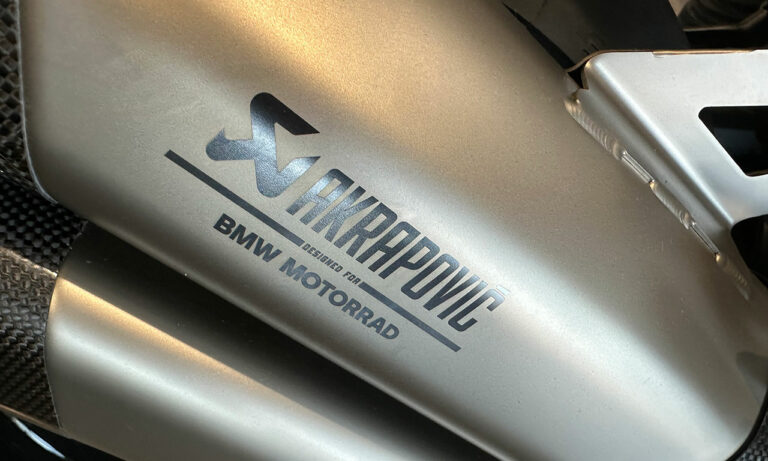 Echappement Akrapovic en option sur le R1300RS