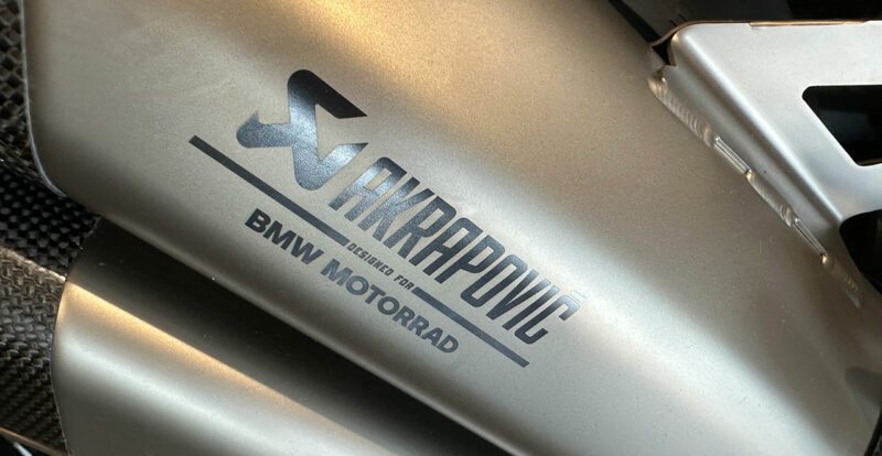 Echappement Akrapovic en option sur le R1300RS