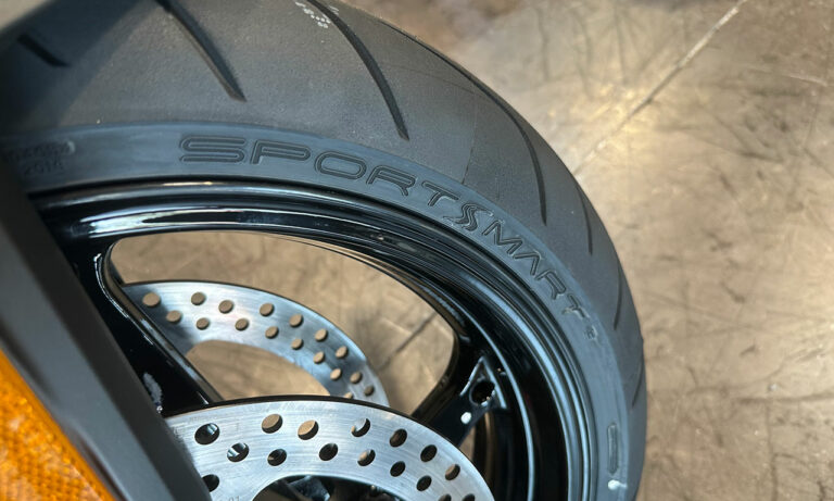 Pneu sport sur le R1300RS en option sur le configurateur