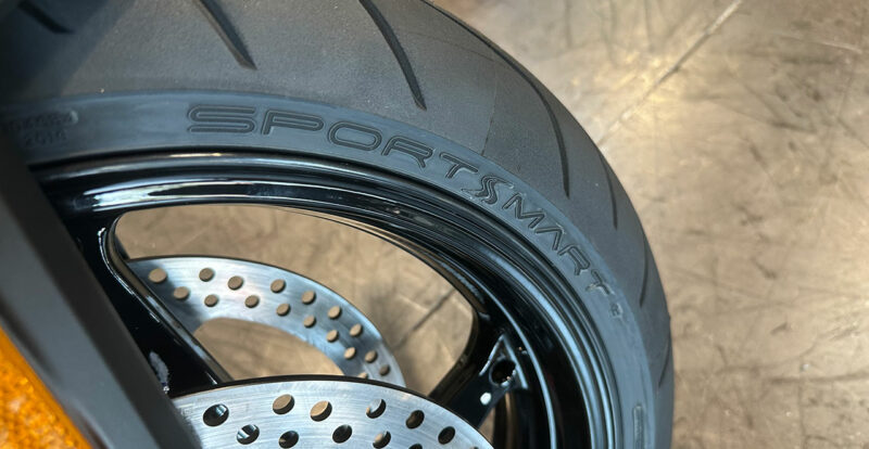 Pneu sport sur le R1300RS en option sur le configurateur