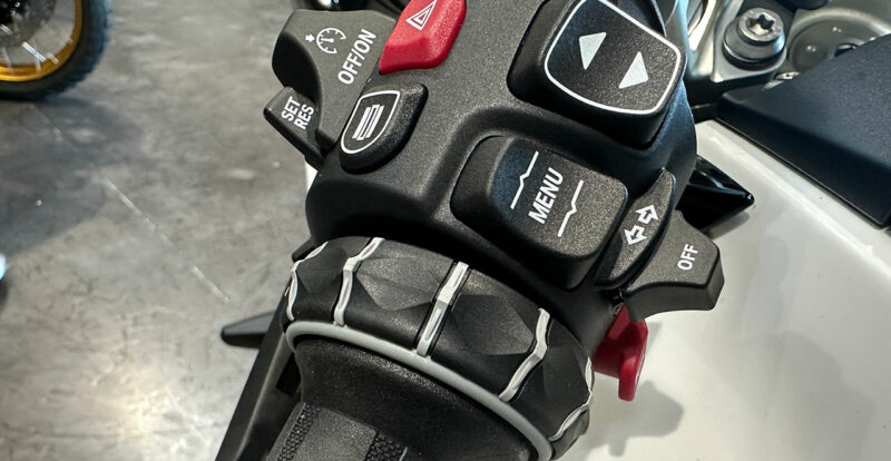 comodo à la poignée gauche du R1300RS