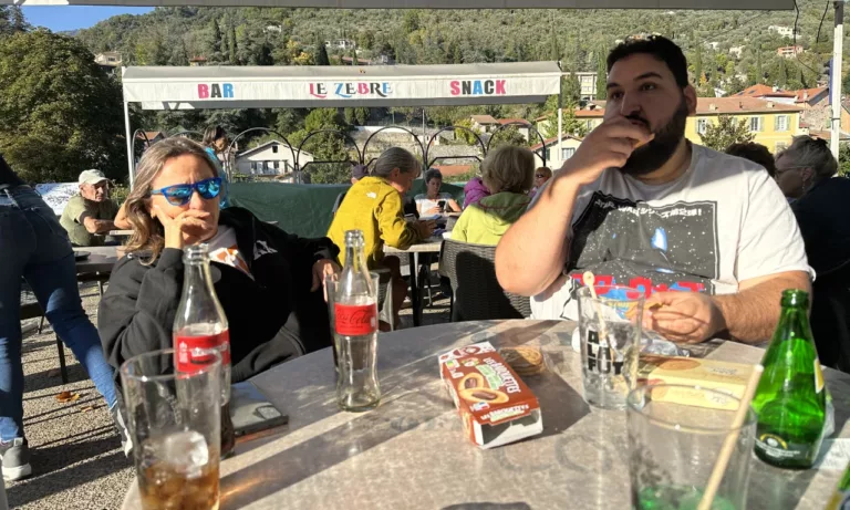 Aladin nous partage un goûter bien mérité en terrasse de café à Sospel