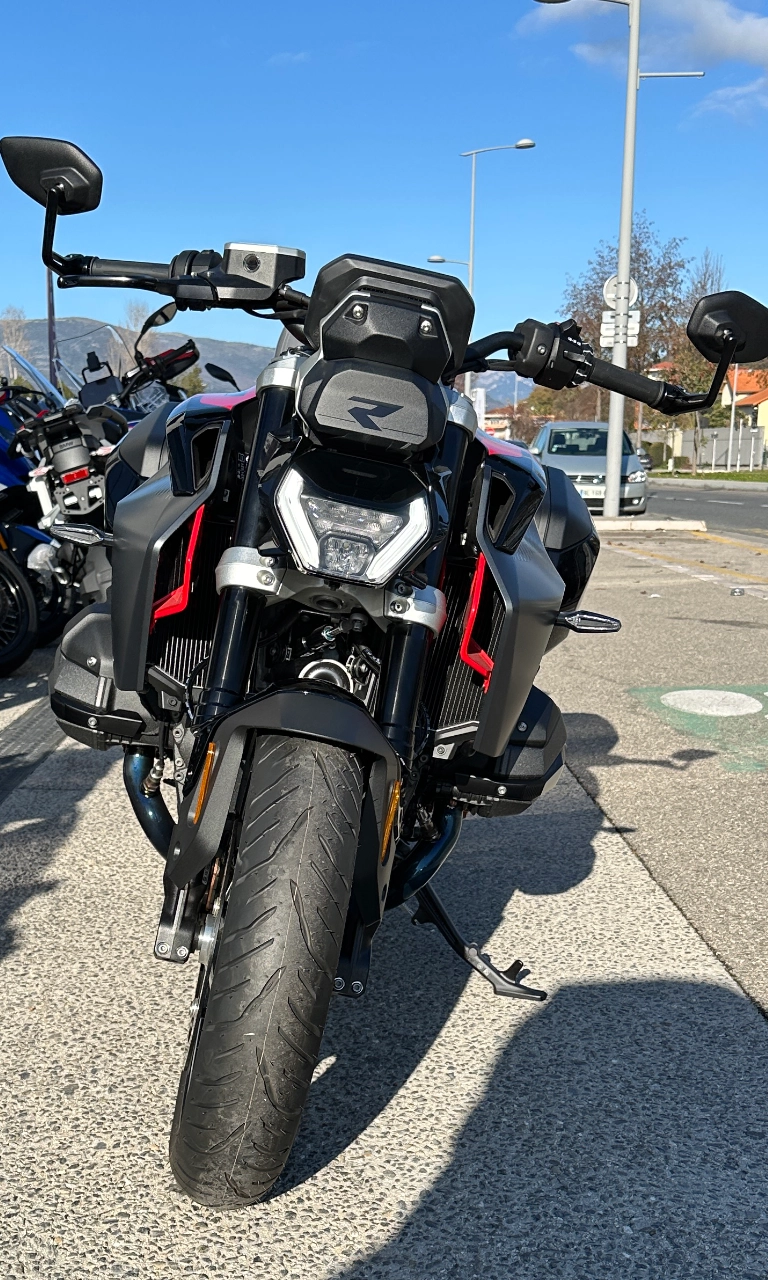 Vue avant du R1300R noir et rouge Option 719
