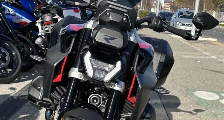 feu avant R1300R noir et rouge Option 719
