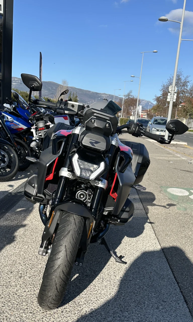 feu avant R1300R noir et rouge Option 719