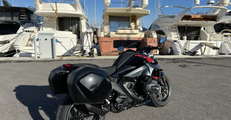 R1300R noir et rouge avec valise