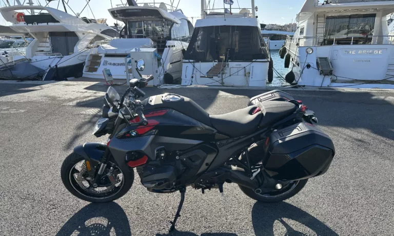 R1300R noir et rouge avec valise BMW