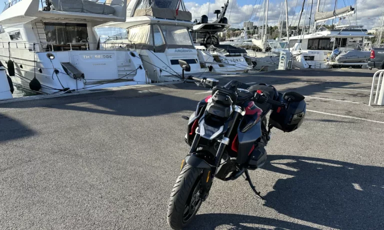 BMW R1300R noir et rouge