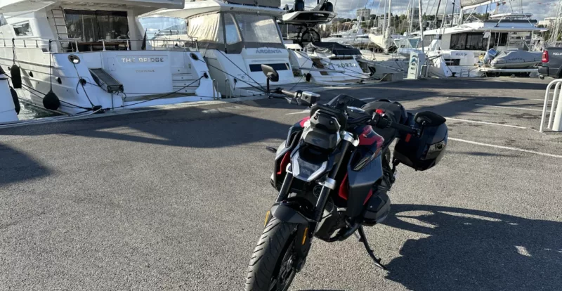 BMW R1300R noir et rouge