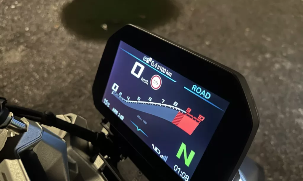 Tableau de bord ultra complet sur la R1300R