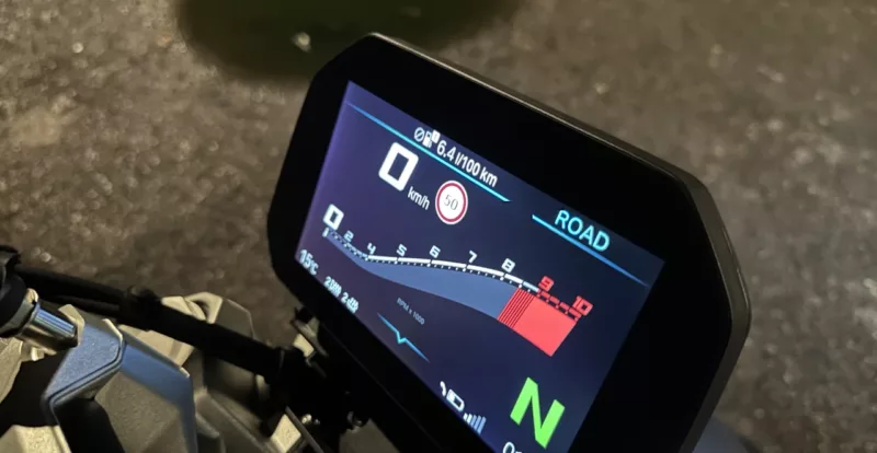 Tableau de bord ultra complet sur la R1300R