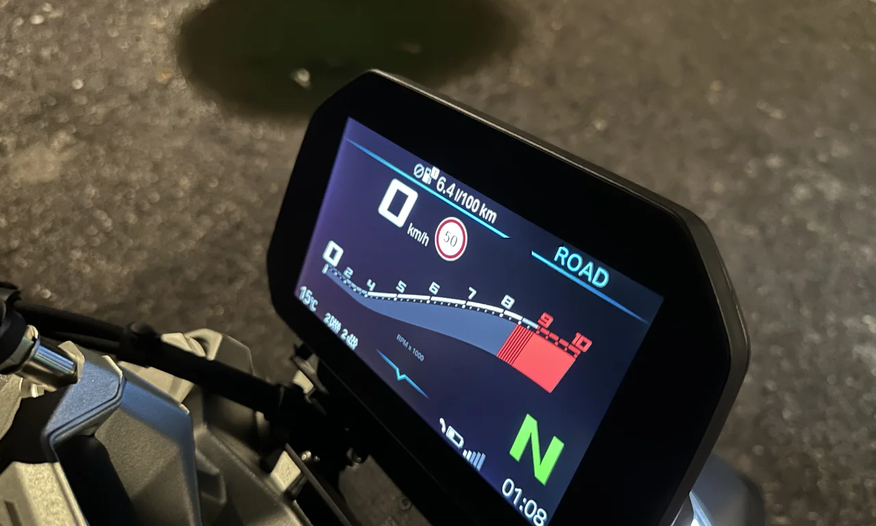 Tableau de bord ultra complet sur la R1300R
