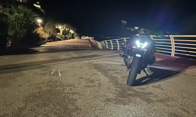 Monaco By Night en R1300R BMW