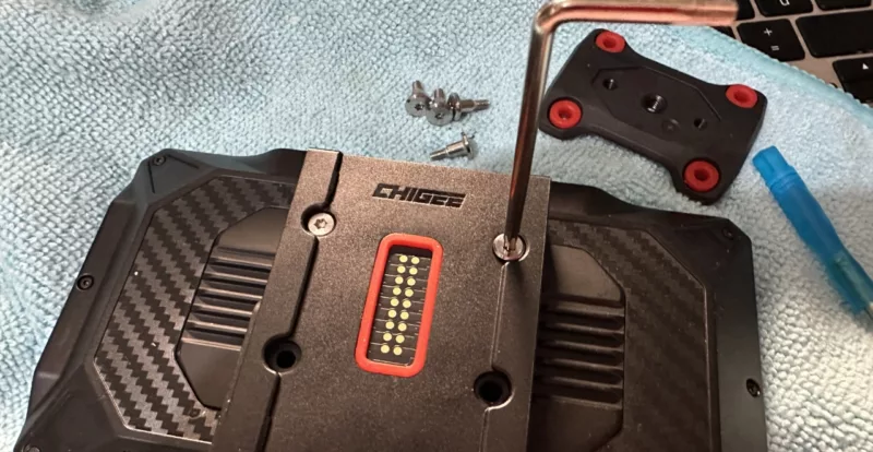 Enlever les vis sur le Chigee AIO 6 pour le module BMW