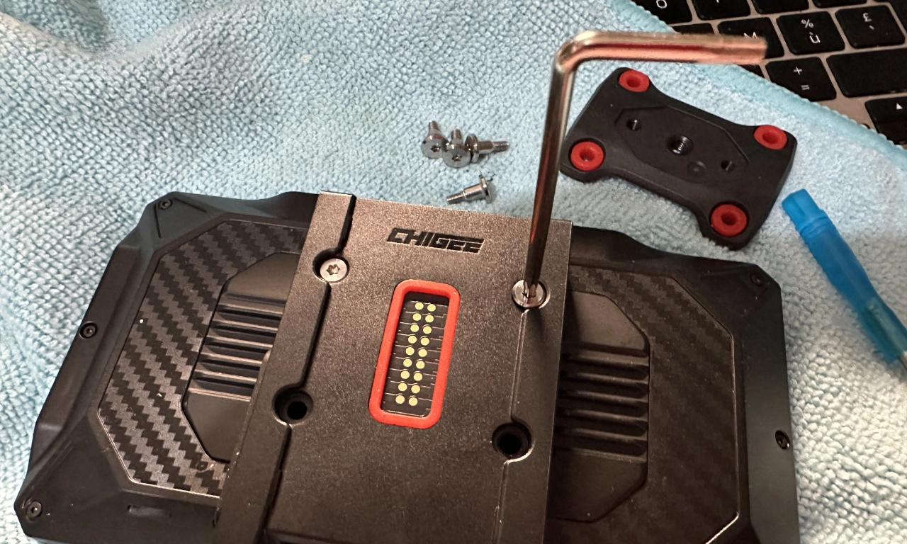 Enlever les vis sur le Chigee AIO 6 pour le module BMW