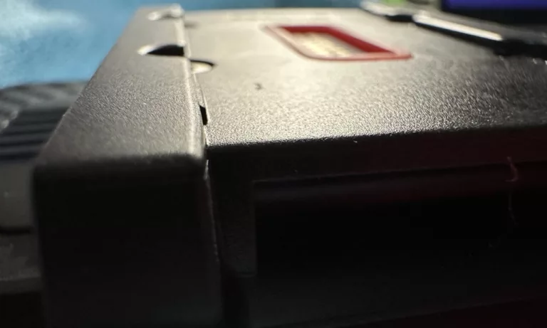 Clipser le module sur l'AIO-6 et remettre les vis