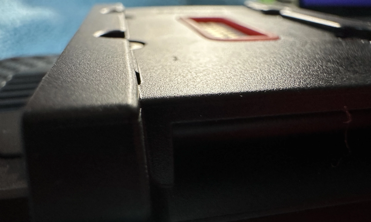 Clipser le module sur l'AIO-6 et remettre les vis