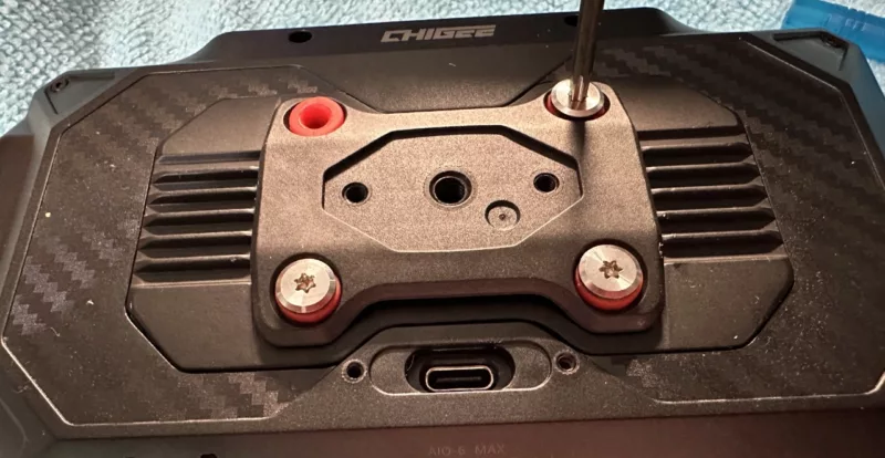 On enlève les vis sur le support pour le remplacer par le module