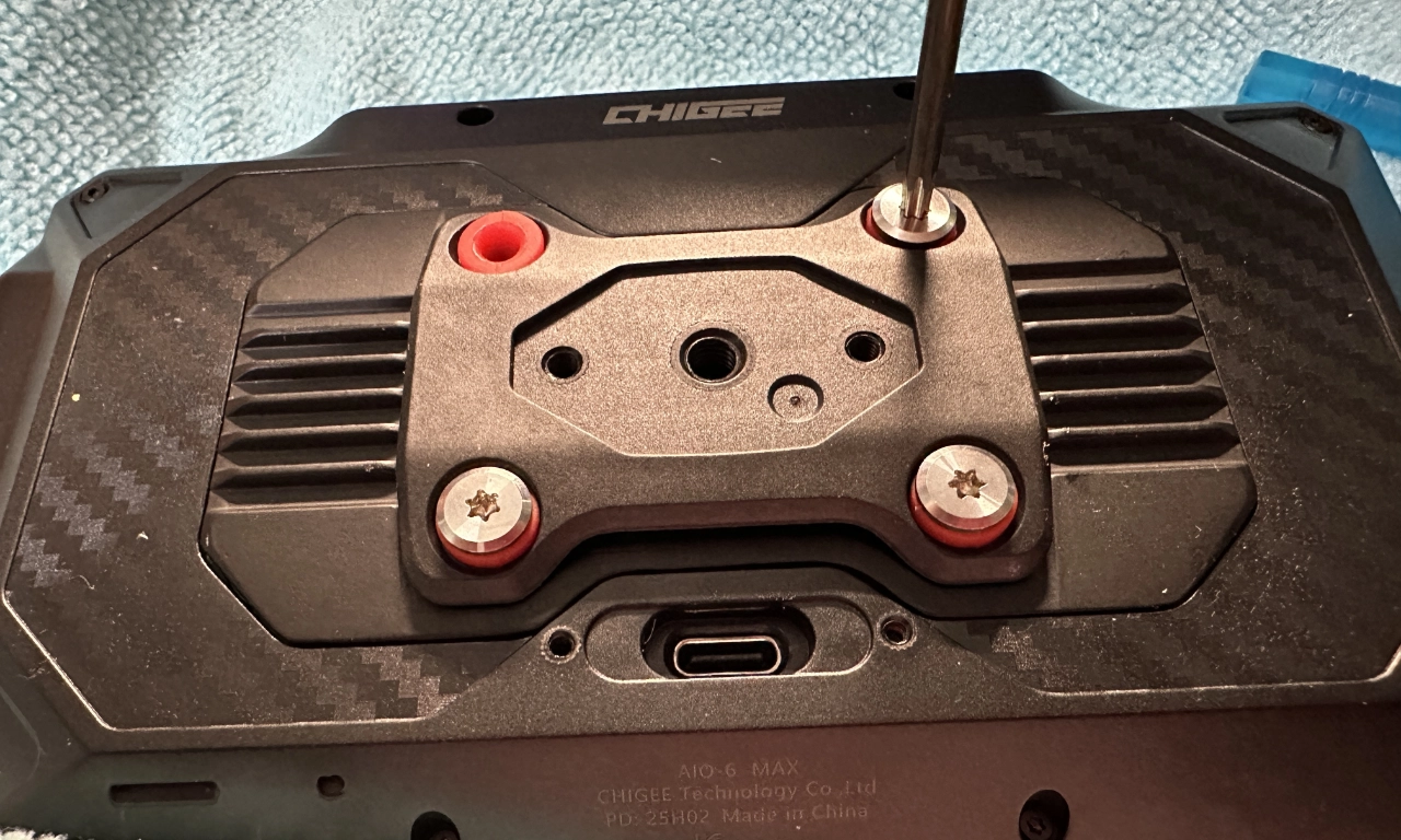 On enlève les vis sur le support pour le remplacer par le module