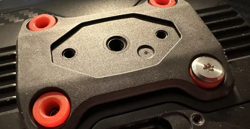 on enlève les vis une à une sur le support