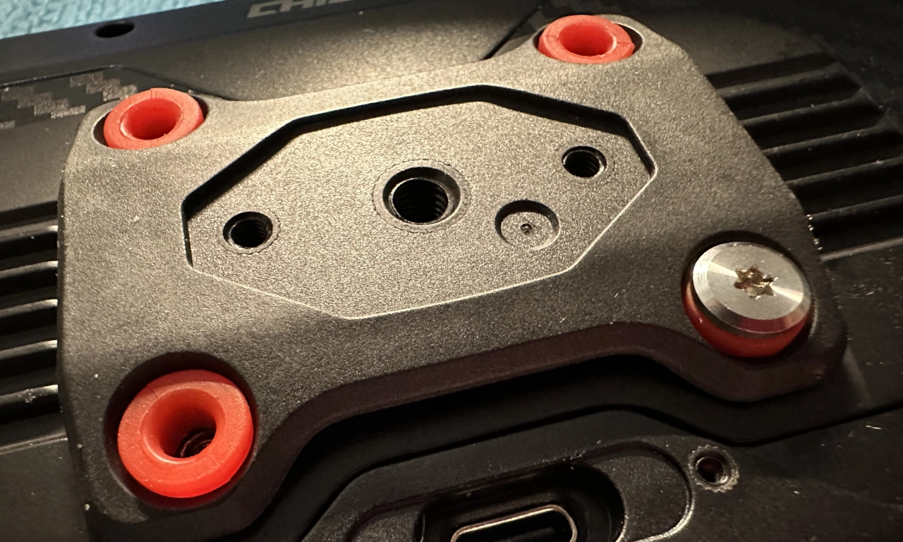 on enlève les vis une à une sur le support