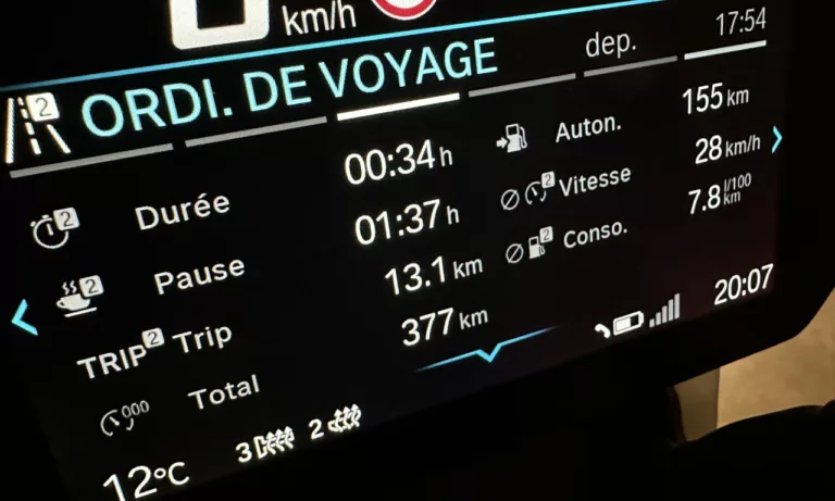 Selle et poignées chauffantes sur le R1300R de chez BMW