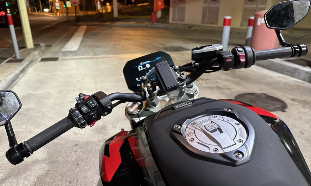 Préparation GPS sur le R1300R, au milieu du guidon