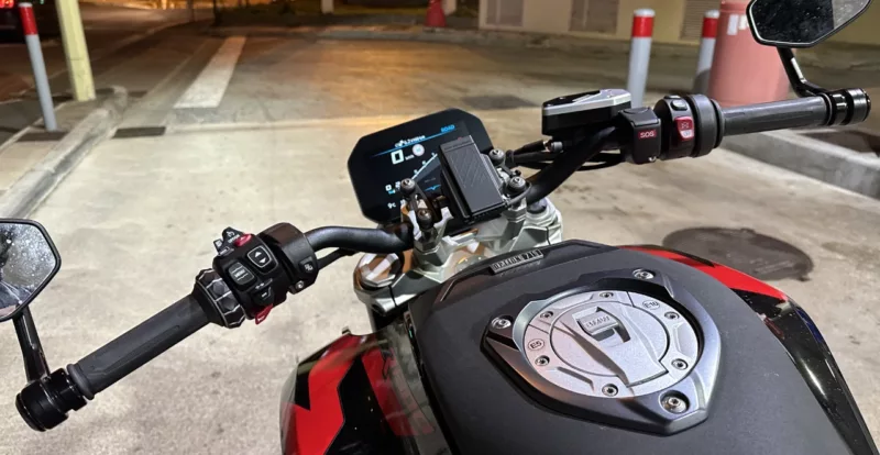 Préparation GPS sur le R1300R, au milieu du guidon