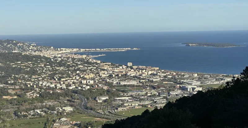 Quelle vue vers la baie de Cannes et Mandelieu depuis Tanneron (Var)