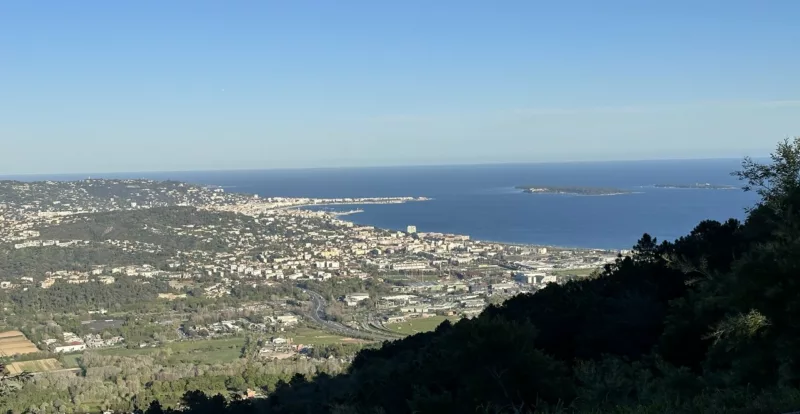 Vue vers la baie de Cannes et Mandelieu depuis Tanneron (Var)