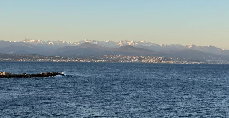 Vue mer depuis le cap d'Antibes avec les montagnes enneigées