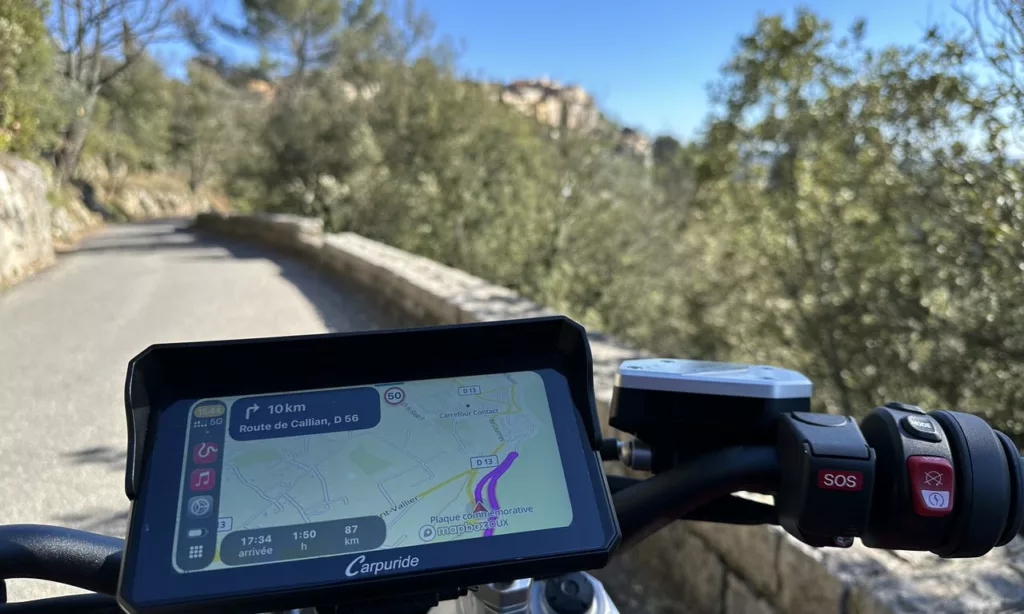 Balade moto avec le Carpuride 602S Pro sur BMW R1300R