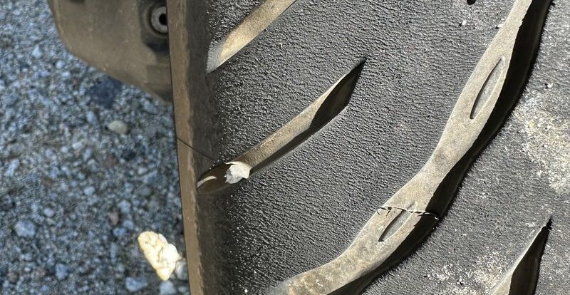 Bande de roulement d'un pneu moto usée jusqu'aux limites après un long trajet